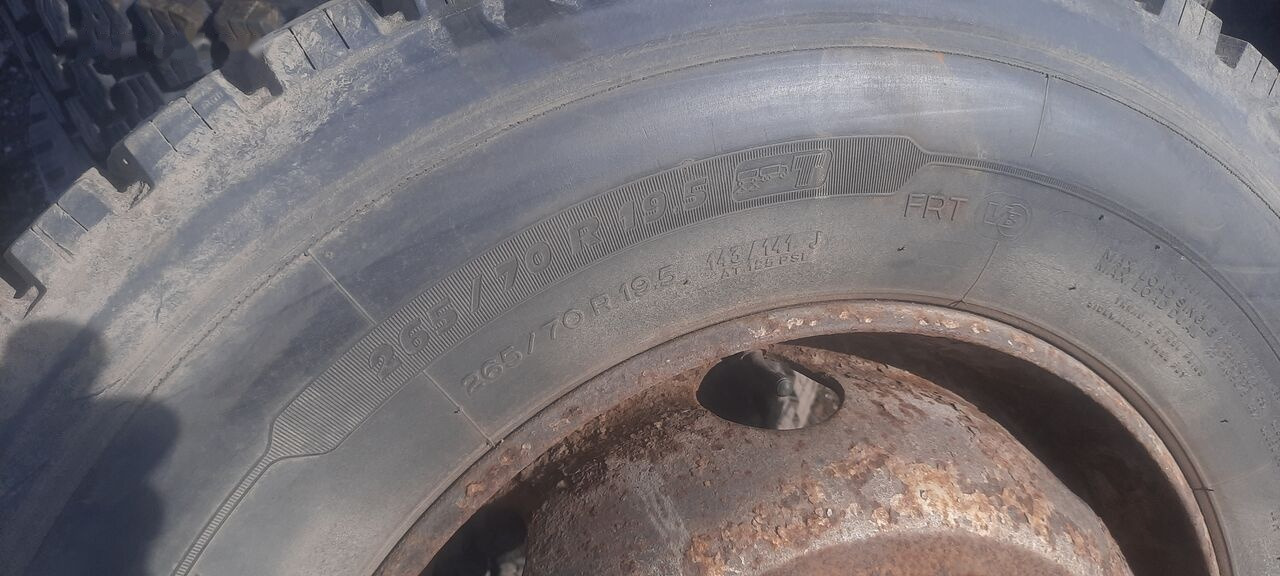 Michelin 295*80R22.5 255*70 \ 275*70* 265\70R19.5 - Gumiabroncs - Teherautó: 4 kép. Michelin 295*80R22.5 255*70 \ 275*70* 265\70R19.5 - Gumiabroncs - Teherautó: 4 kép.