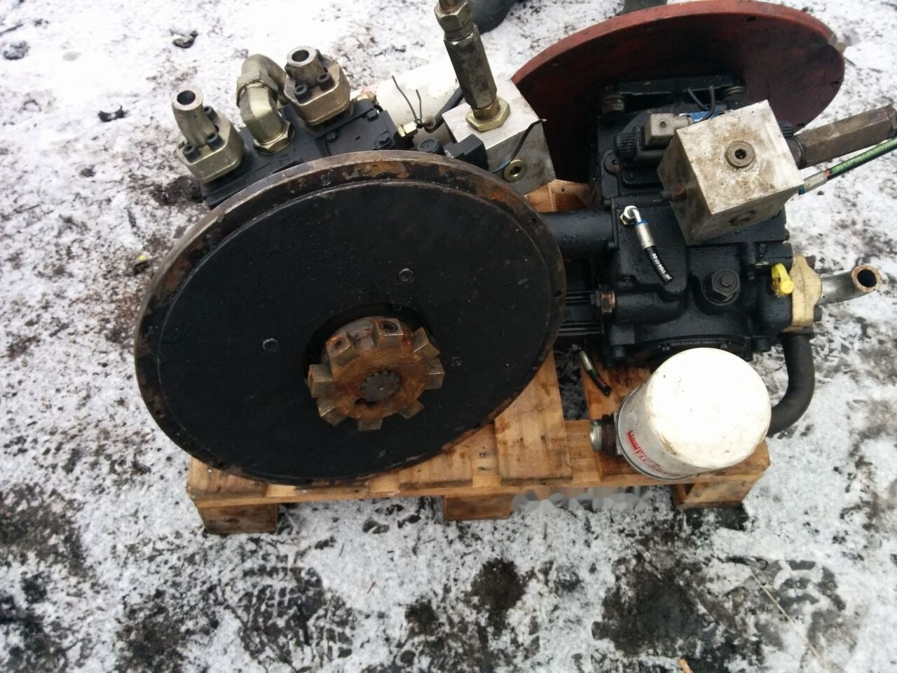Sandler 90R130 - Hidraulikus szivattyú - Anyagmozgató gép: 3 kép. Sandler 90R130 - Hidraulikus szivattyú - Anyagmozgató gép: 3 kép.