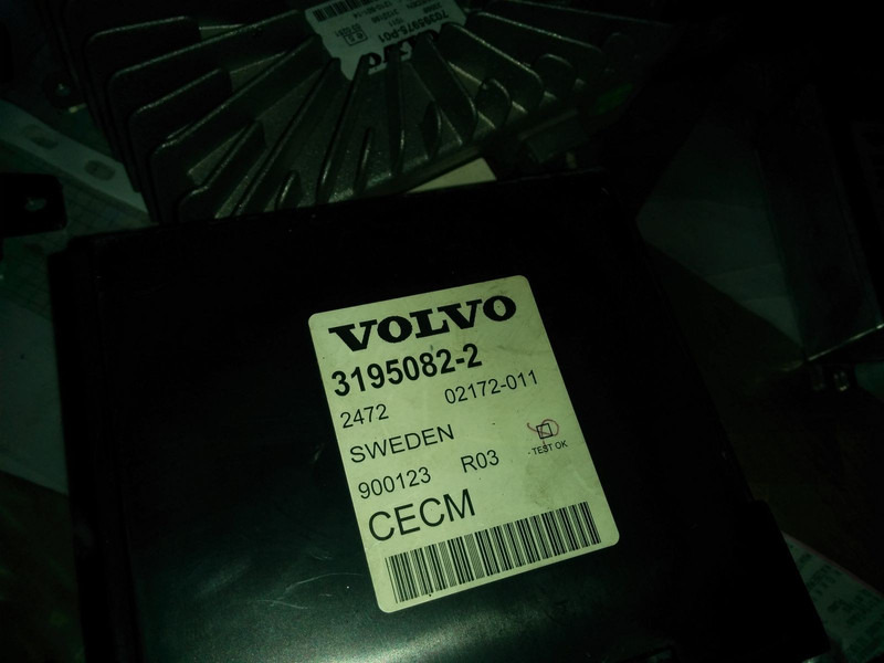 Volvo 70329277 / 70395975-P01 / 70361720-P01 / 70322237-P02 - ECU: 5 kép. Volvo 70329277 / 70395975-P01 / 70361720-P01 / 70322237-P02 - ECU: 5 kép.