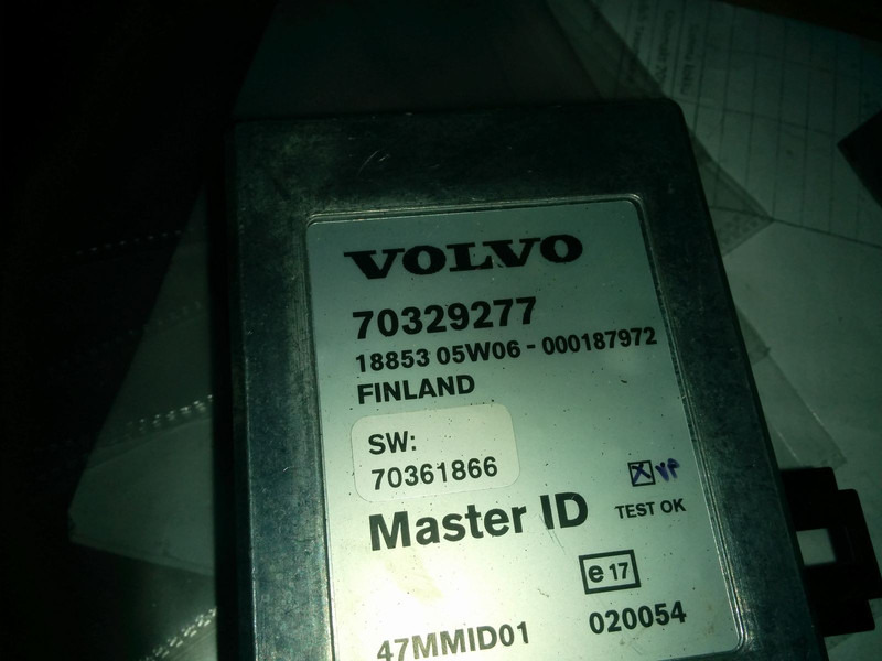 Volvo 70329277 / 70395975-P01 / 70361720-P01 / 70322237-P02 - ECU: 2 kép. Volvo 70329277 / 70395975-P01 / 70361720-P01 / 70322237-P02 - ECU: 2 kép.