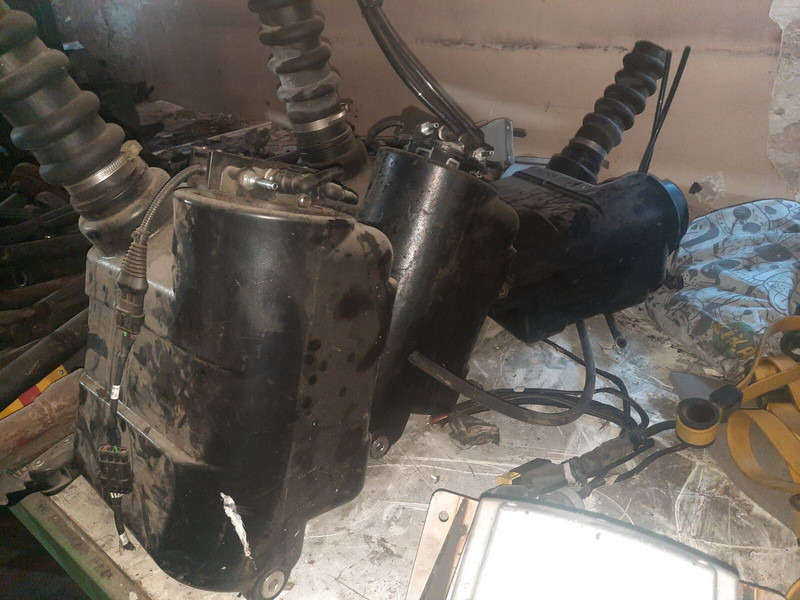 Volvo UDA2-7, 5-EXE-24 - Kipufogórendszer: 4 kép. Volvo UDA2-7, 5-EXE-24 - Kipufogórendszer: 4 kép.