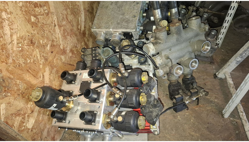 Volvo электроклапан отопления UWE Viking X3M-2 - Szelep: 1 kép. Volvo электроклапан отопления UWE Viking X3M-2 - Szelep: 1 kép.