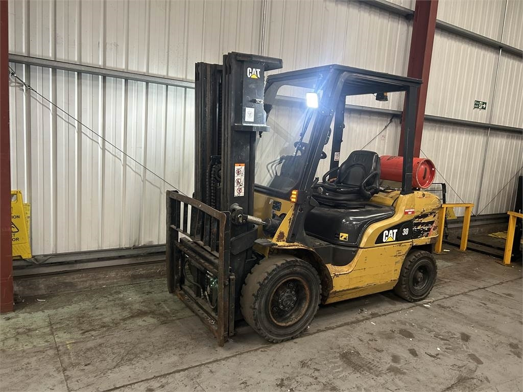CAT GP30NT - Gázüzemű targonca: 2 kép. CAT GP30NT - Gázüzemű targonca: 2 kép.