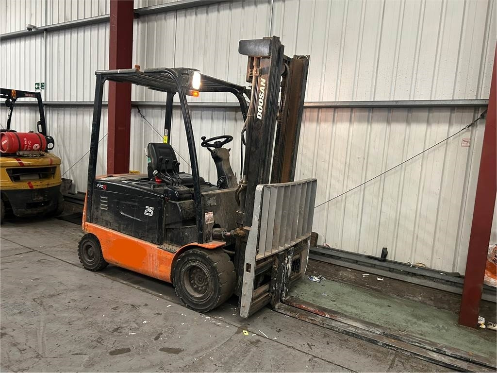 Doosan B25X-5 - Elektromos targonca: 4 kép. Doosan B25X-5 - Elektromos targonca: 4 kép.