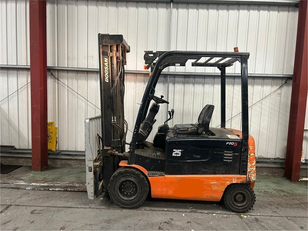 Doosan B25X-5 - Elektromos targonca: 1 kép. Doosan B25X-5 - Elektromos targonca: 1 kép.