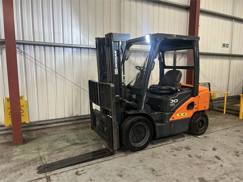 Doosan D30S-5 - Dízel targonca: 2 kép. Doosan D30S-5 - Dízel targonca: 2 kép.