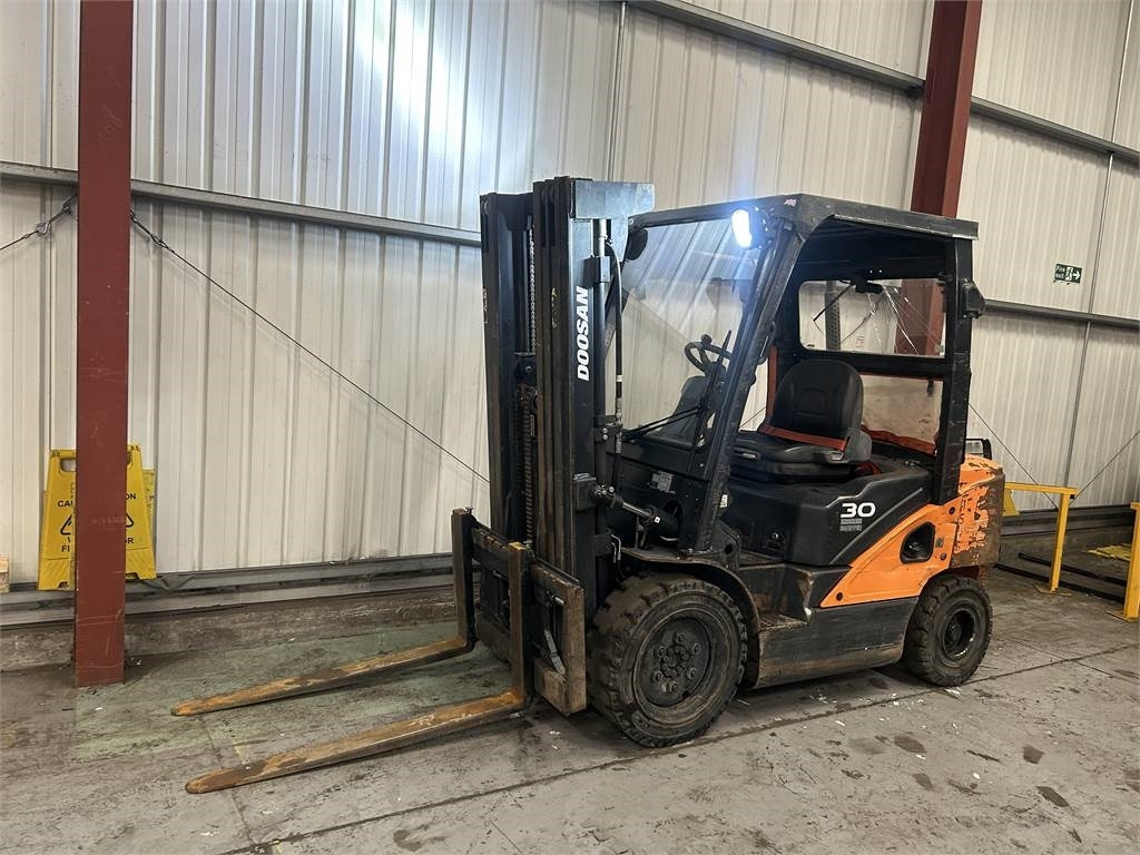 Doosan D30S-5 - Dízel targonca: 2 kép. Doosan D30S-5 - Dízel targonca: 2 kép.