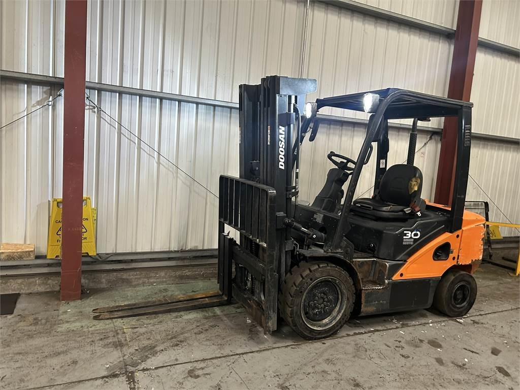 Doosan D30S-5 - Dízel targonca: 2 kép. Doosan D30S-5 - Dízel targonca: 2 kép.