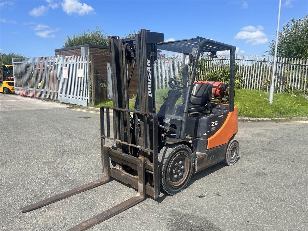 Doosan G25P-5 - Gázüzemű targonca: 2 kép. Doosan G25P-5 - Gázüzemű targonca: 2 kép.