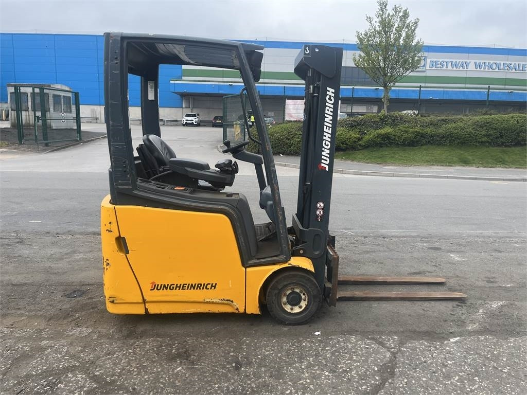 Jungheinrich EFG215 - Elektromos targonca: 4 kép. Jungheinrich EFG215 - Elektromos targonca: 4 kép.