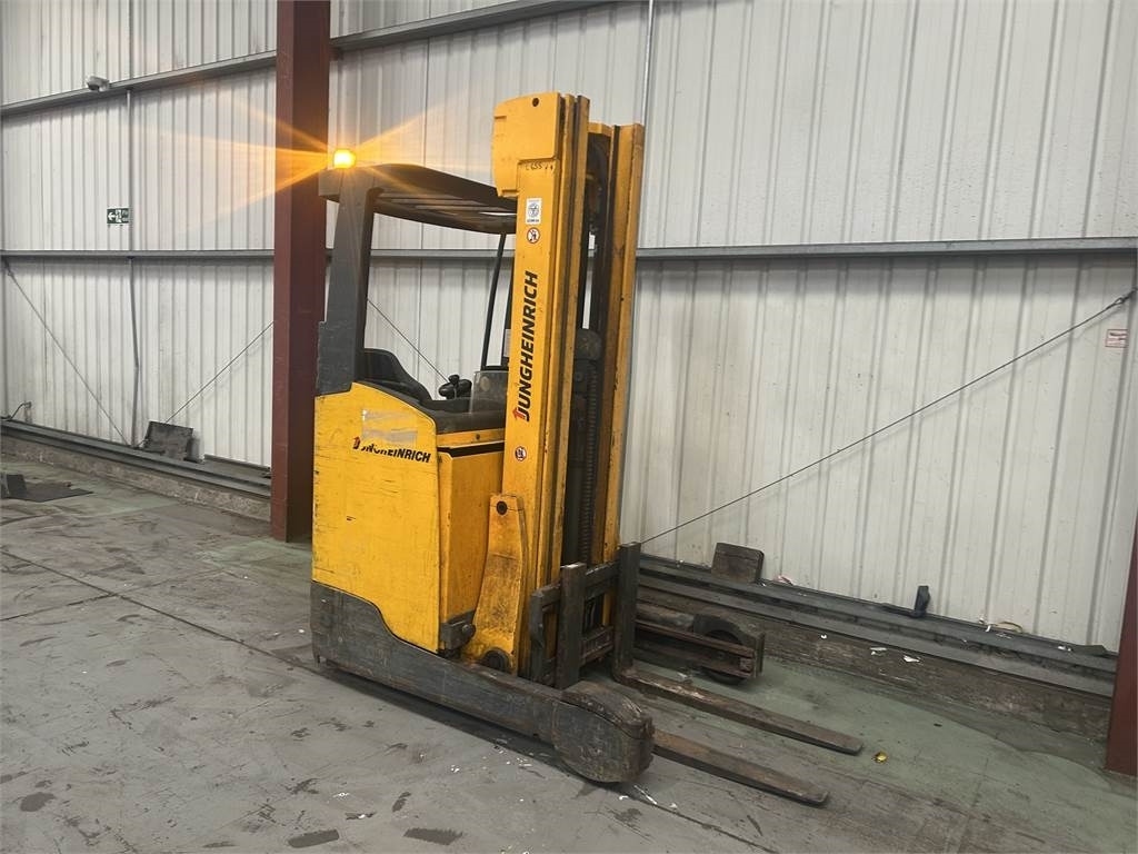 Jungheinrich ETV214 - Tolóoszlopos targoncá: 4 kép. Jungheinrich ETV214 - Tolóoszlopos targoncá: 4 kép.