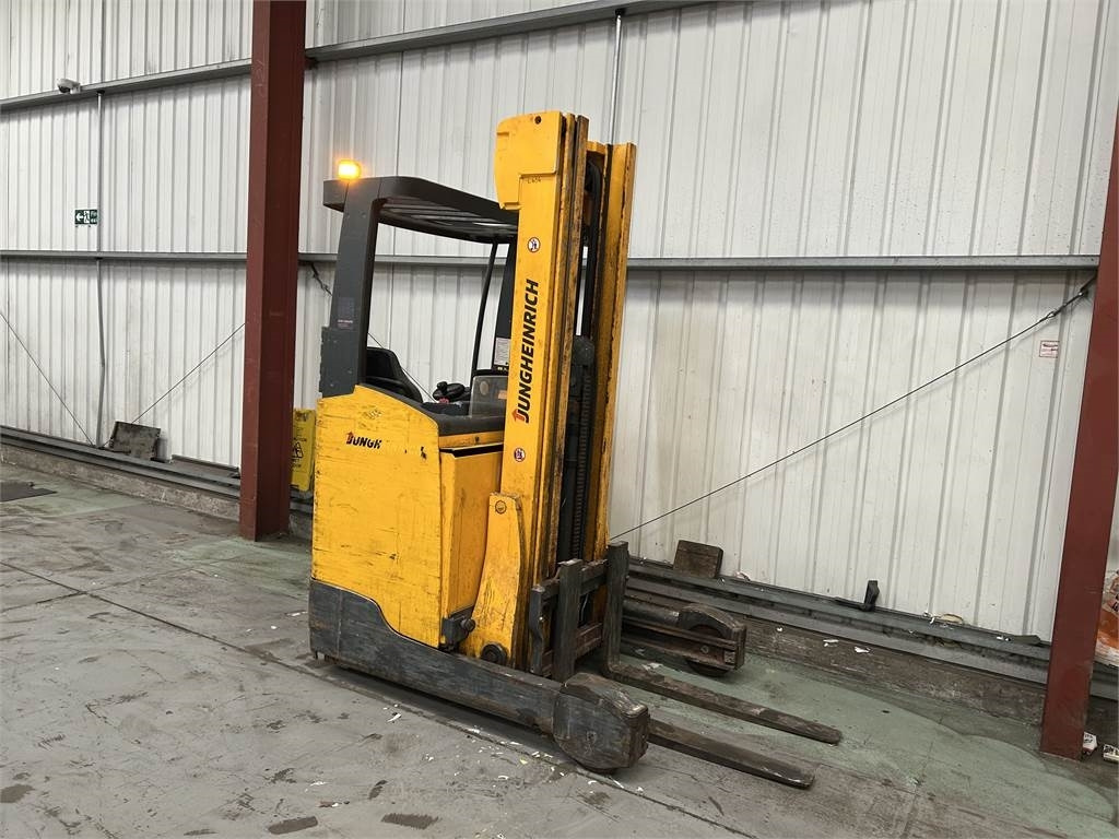 Jungheinrich ETV214 - Tolóoszlopos targoncá: 4 kép. Jungheinrich ETV214 - Tolóoszlopos targoncá: 4 kép.