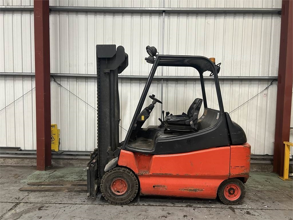 Linde E30-02 - Elektromos targonca: 1 kép. Linde E30-02 - Elektromos targonca: 1 kép.