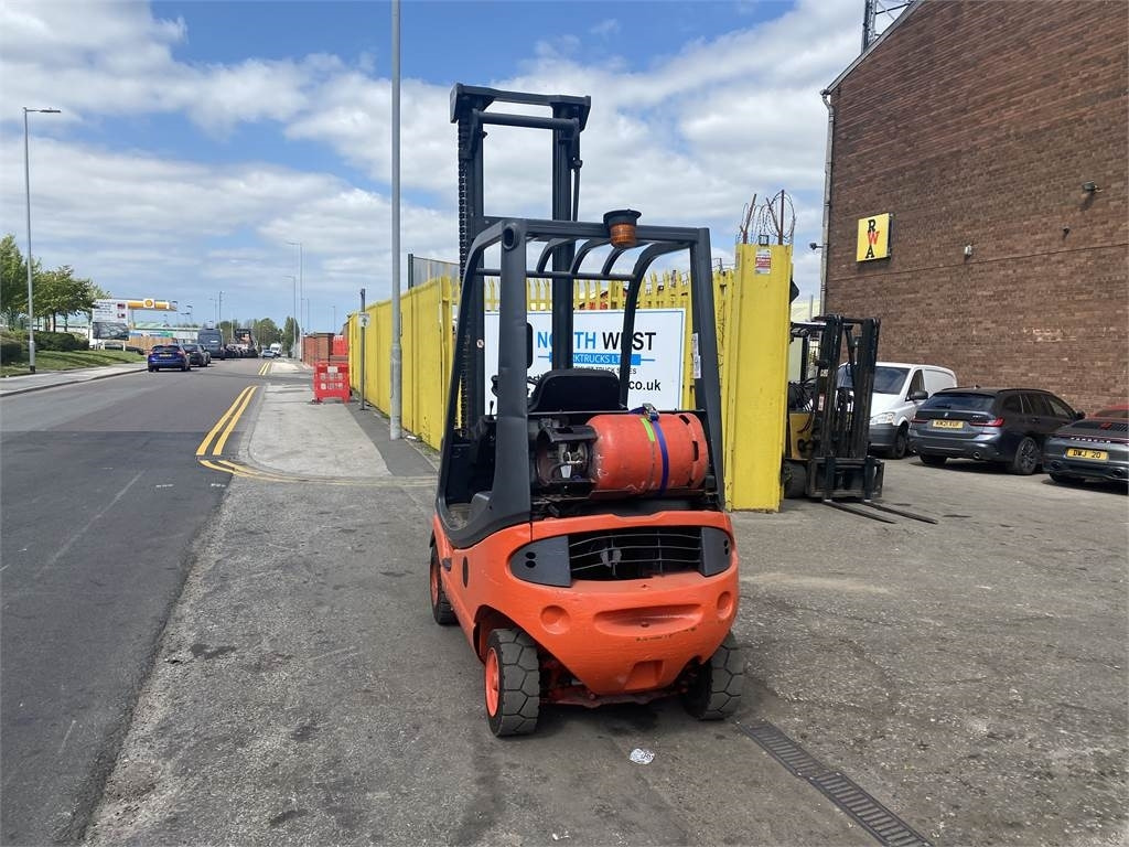 Linde H16T-03 - Gázüzemű targonca: 3 kép. Linde H16T-03 - Gázüzemű targonca: 3 kép.