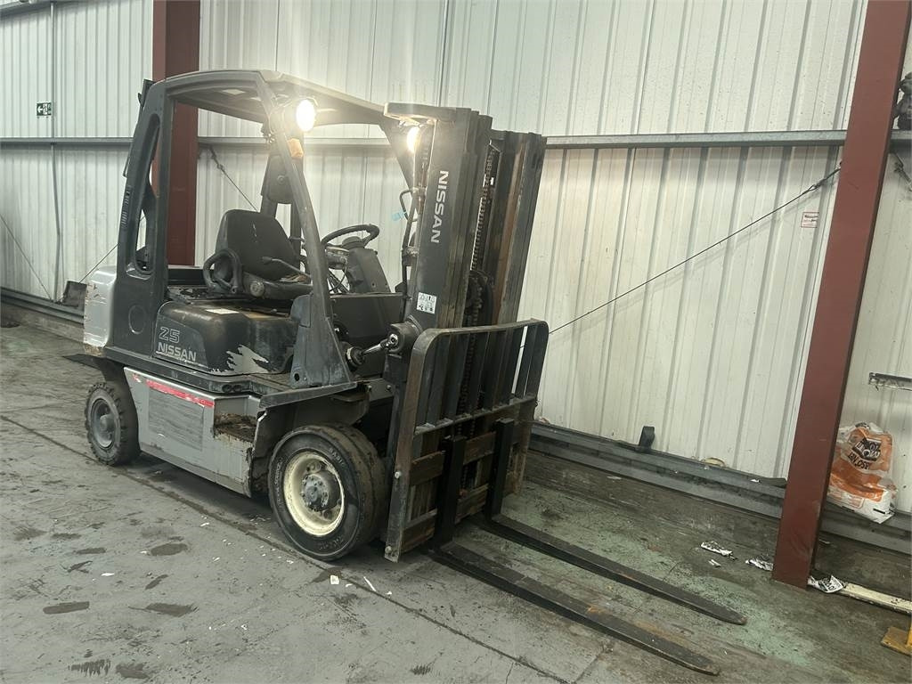 Nissan Y1D2A25Q  - Dízel targonca: 4 kép. Nissan Y1D2A25Q  - Dízel targonca: 4 kép.