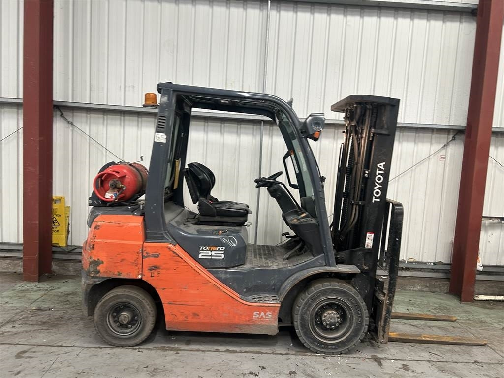 Toyota 02-8FGF25 - Gázüzemű targonca: 5 kép. Toyota 02-8FGF25 - Gázüzemű targonca: 5 kép.