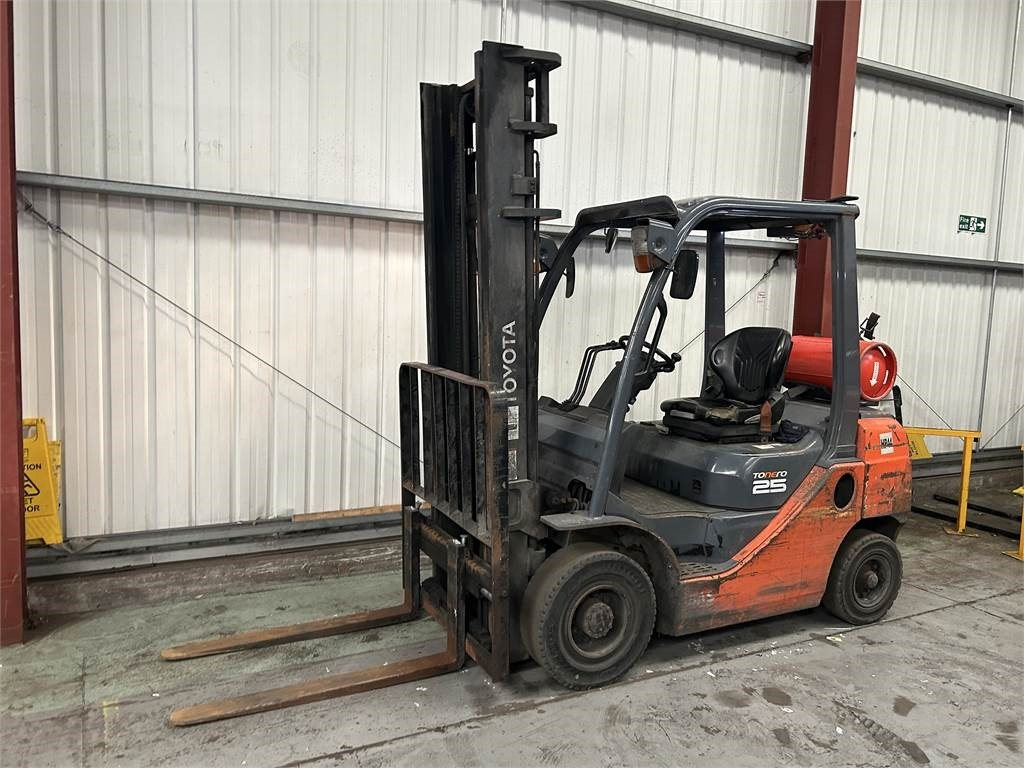 Toyota 02-8FGF25 - Gázüzemű targonca: 2 kép. Toyota 02-8FGF25 - Gázüzemű targonca: 2 kép.