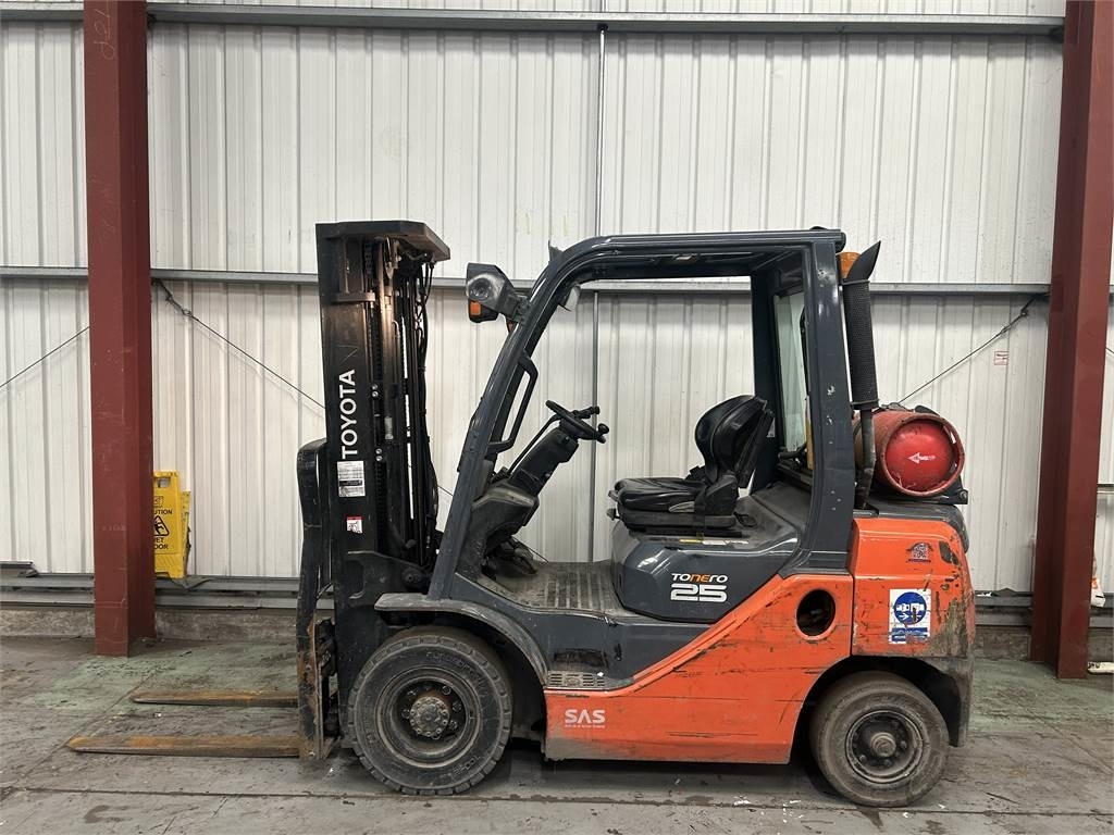 Toyota 02-8FGF25 - Gázüzemű targonca: 1 kép. Toyota 02-8FGF25 - Gázüzemű targonca: 1 kép.