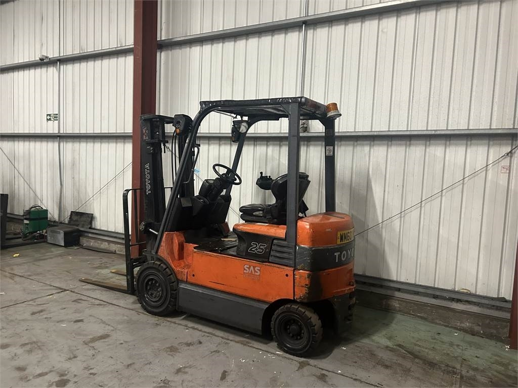 Toyota 7FBMF25 - Elektromos targonca: 3 kép. Toyota 7FBMF25 - Elektromos targonca: 3 kép.