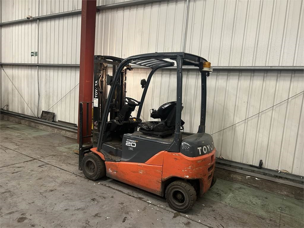 Toyota 8FBM20T - Elektromos targonca: 3 kép. Toyota 8FBM20T - Elektromos targonca: 3 kép.