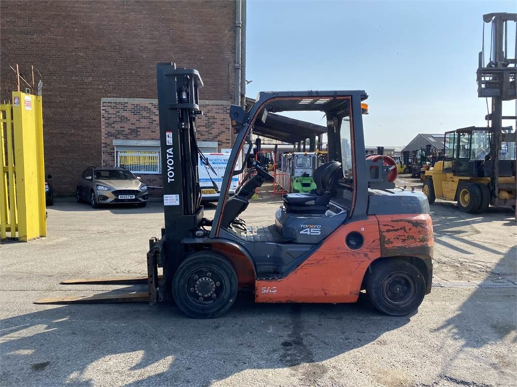 Toyota 8FG40N - Gázüzemű targonca: 1 kép. Toyota 8FG40N - Gázüzemű targonca: 1 kép.