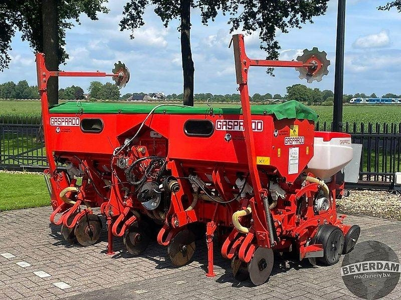 Gaspardo MTE 300 6R - Szemenkénti vetőgép: 4 kép. Gaspardo MTE 300 6R - Szemenkénti vetőgép: 4 kép.