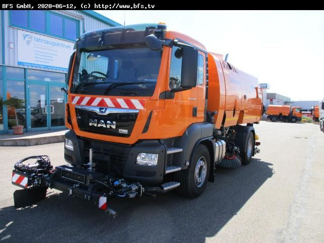 MAN TGS 18.400 4X2 BL Bucher OF 8000 RS Drehjet beid - Utcaseprő gép: 1 kép. MAN TGS 18.400 4X2 BL Bucher OF 8000 RS Drehjet beid - Utcaseprő gép: 1 kép.
