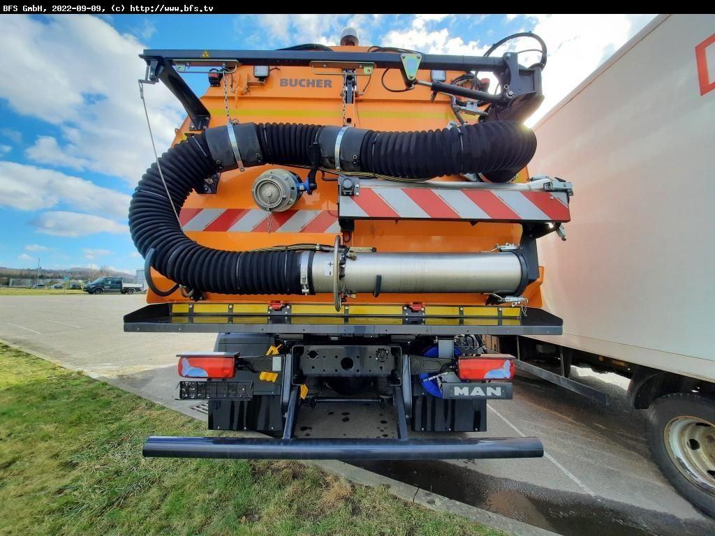 MAN TGS 18.420 4X2 BL Bucher OF 8000 TWIN beidseitig - Utcaseprő gép: 3 kép. MAN TGS 18.420 4X2 BL Bucher OF 8000 TWIN beidseitig - Utcaseprő gép: 3 kép.