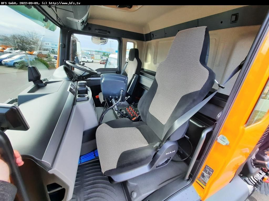 MAN TGS 18.420 4X2 BL Bucher OF 8000 TWIN beidseitig - Utcaseprő gép: 4 kép. MAN TGS 18.420 4X2 BL Bucher OF 8000 TWIN beidseitig - Utcaseprő gép: 4 kép.