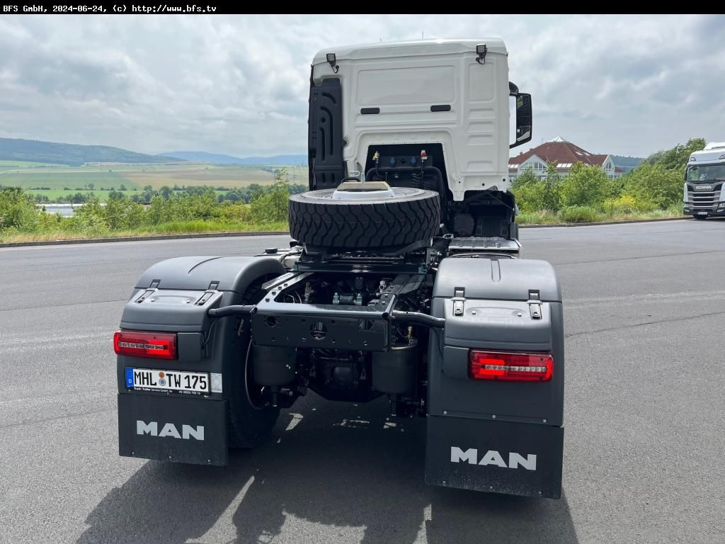 MAN TGS (TG3) 18.520 4x4 BL SA hohe Bauart, Kipphydr - Nyergesvontató: 2 kép. MAN TGS (TG3) 18.520 4x4 BL SA hohe Bauart, Kipphydr - Nyergesvontató: 2 kép.