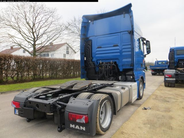 MAN TGX 18.480 4X2 LLS-U Euro6 Ultra Hubsattel Top T - Nyergesvontató: 2 kép. MAN TGX 18.480 4X2 LLS-U Euro6 Ultra Hubsattel Top T - Nyergesvontató: 2 kép.