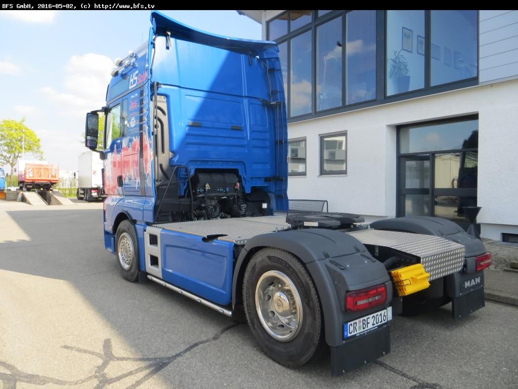 MAN TGX 18.560 4x2 BLS Euro 6 HS Schoch Edition 2016 - Nyergesvontató: 3 kép. MAN TGX 18.560 4x2 BLS Euro 6 HS Schoch Edition 2016 - Nyergesvontató: 3 kép.