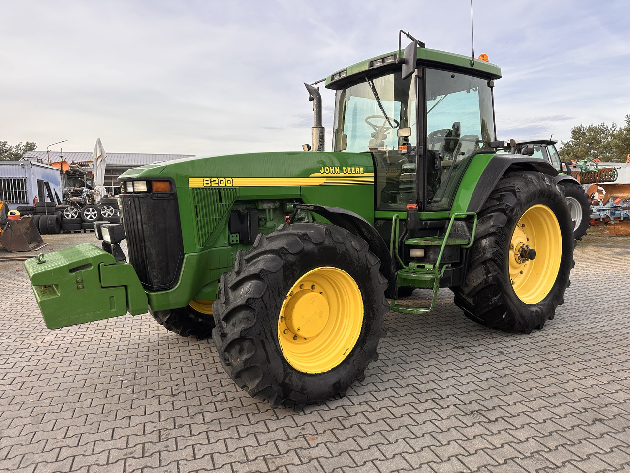 John Deere 8200 PowerShift 8.1 - Traktor: 2 kép. John Deere 8200 PowerShift 8.1 - Traktor: 2 kép.