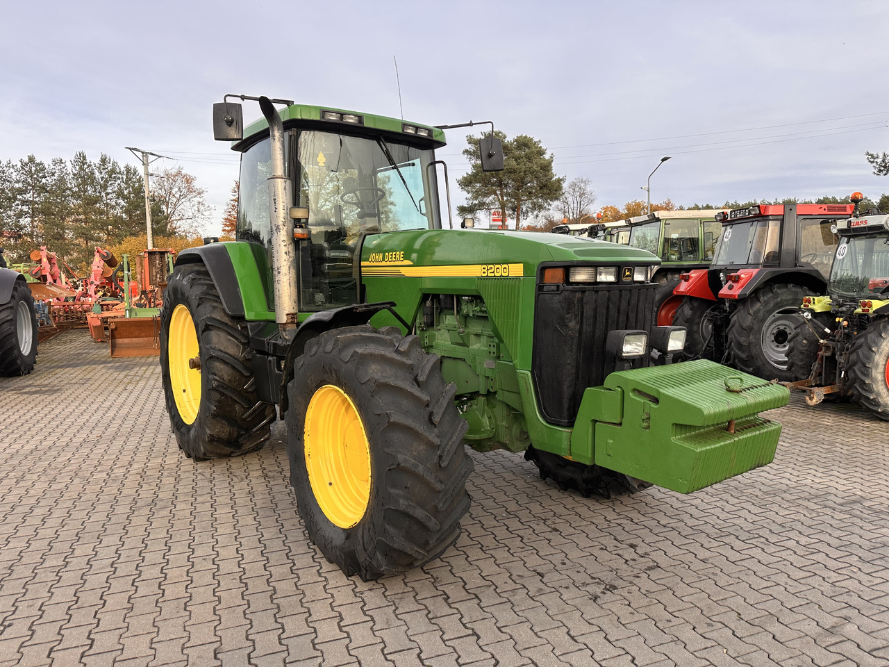 John Deere 8200 PowerShift 8.1 - Traktor: 1 kép. John Deere 8200 PowerShift 8.1 - Traktor: 1 kép.