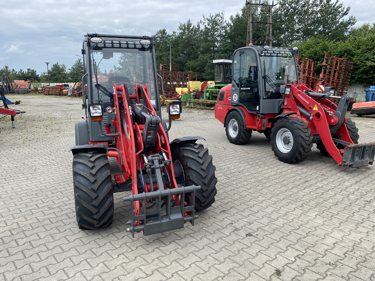 Weidemann 2070 cx LP - Gumikerekes homlokrakodó: 3 kép. Weidemann 2070 cx LP - Gumikerekes homlokrakodó: 3 kép.