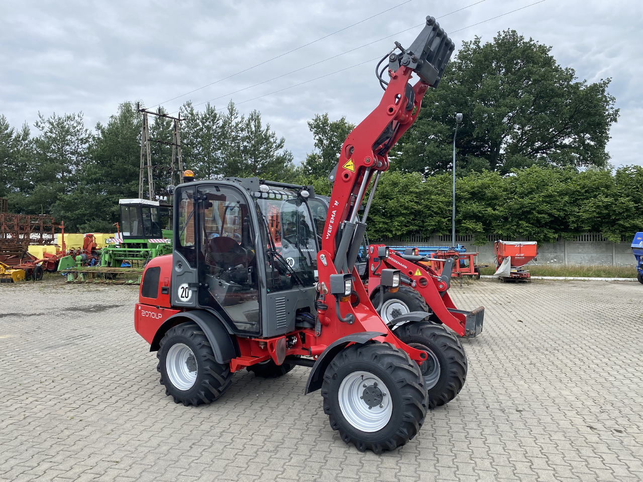 Weidemann 2070 cx LP - Gumikerekes homlokrakodó: 2 kép. Weidemann 2070 cx LP - Gumikerekes homlokrakodó: 2 kép.