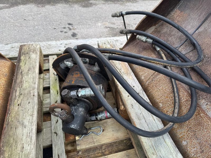 Bakker HB 80 + ROTATOR CE MARKERING - Polip kanál - Építőipari gépek: 5 kép. Bakker HB 80 + ROTATOR CE MARKERING - Polip kanál - Építőipari gépek: 5 kép.