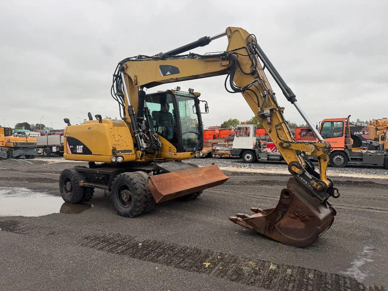Caterpillar M313D 7212 HOURS - Gumikerekes kotró: 3 kép. Caterpillar M313D 7212 HOURS - Gumikerekes kotró: 3 kép.