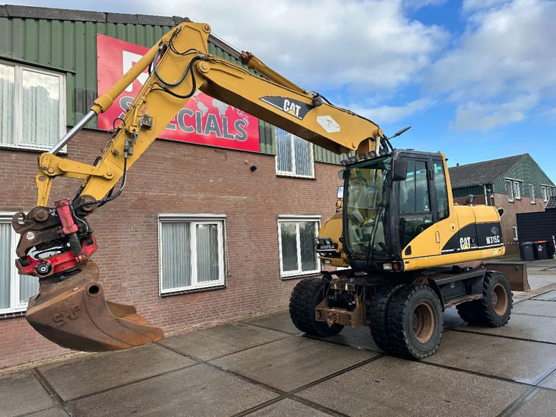 Caterpillar M315C WITH ROTOTILT, CE - Gumikerekes kotró: 3 kép. Caterpillar M315C WITH ROTOTILT, CE - Gumikerekes kotró: 3 kép.
