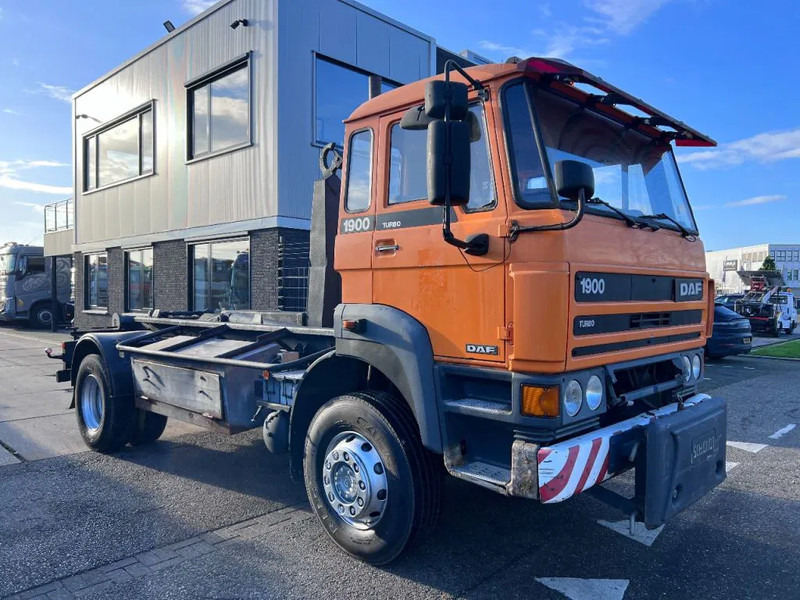 DAF 1900 TURBO 4X4 HOOKLIFT - Horgos rakodó teherautó: 3 kép. DAF 1900 TURBO 4X4 HOOKLIFT - Horgos rakodó teherautó: 3 kép.