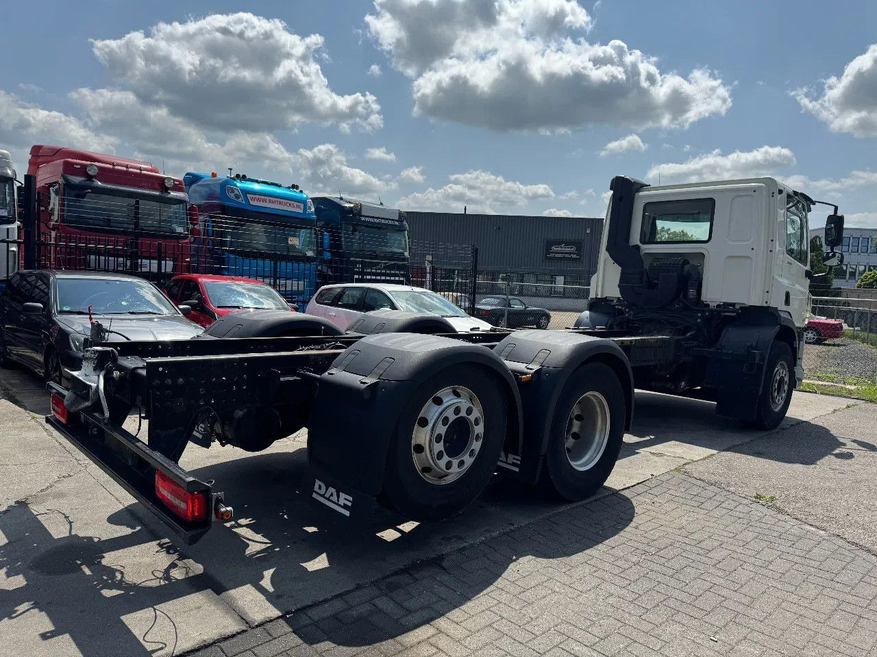 DAF CF 450 6X2 - EURO 6 + LIFT/STEERING AXLE - Alvaz teherautó: 4 kép. DAF CF 450 6X2 - EURO 6 + LIFT/STEERING AXLE - Alvaz teherautó: 4 kép.