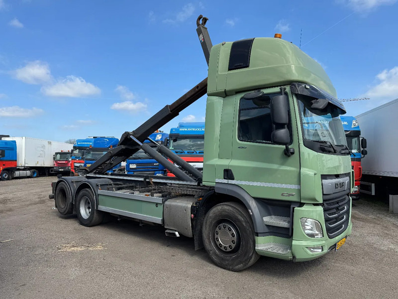 DAF CF 450 6X2 EURO 6 VDL 21T HOOK LIFTING AXLE - Horgos rakodó teherautó: 2 kép. DAF CF 450 6X2 EURO 6 VDL 21T HOOK LIFTING AXLE - Horgos rakodó teherautó: 2 kép.