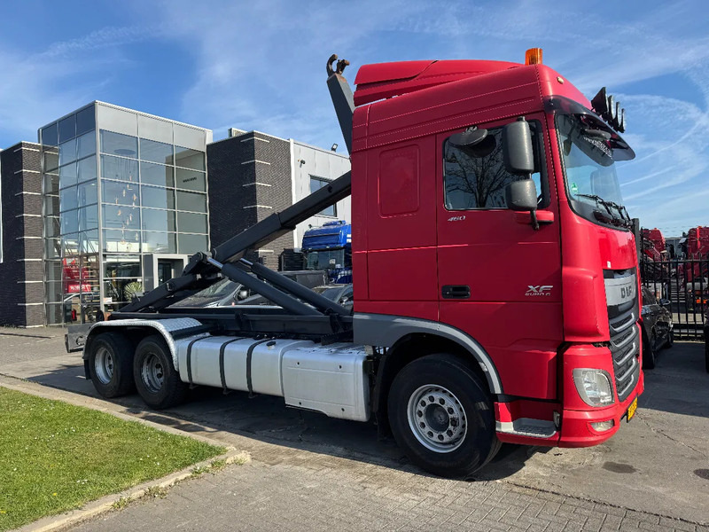 DAF XF 460 6X2 EURO 6 VDL HOOK 20T - Horgos rakodó teherautó: 1 kép. DAF XF 460 6X2 EURO 6 VDL HOOK 20T - Horgos rakodó teherautó: 1 kép.