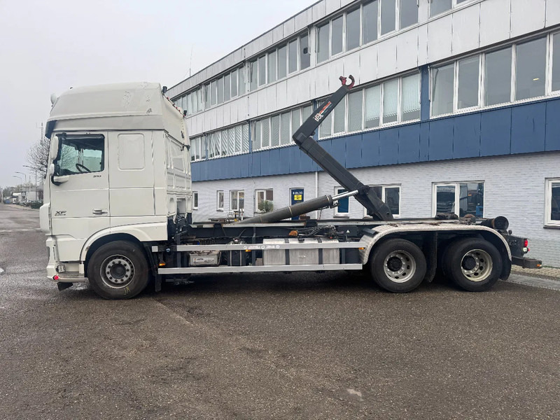 DAF XF 510 6X2 EURO 6 VDL 30T HOOK 2017 - Horgos rakodó teherautó: 2 kép. DAF XF 510 6X2 EURO 6 VDL 30T HOOK 2017 - Horgos rakodó teherautó: 2 kép.