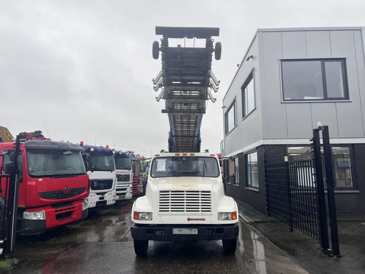 International 4600 4x2 210HP + TEUPEN hyL International 4600 4x2 210HP + TEUPEN hyLI - Emelőkosaras teherautó: 2 kép. International 4600 4x2 210HP + TEUPEN hyL International 4600 4x2 210HP + TEUPEN hyLI - Emelőkosaras teherautó: 2 kép.