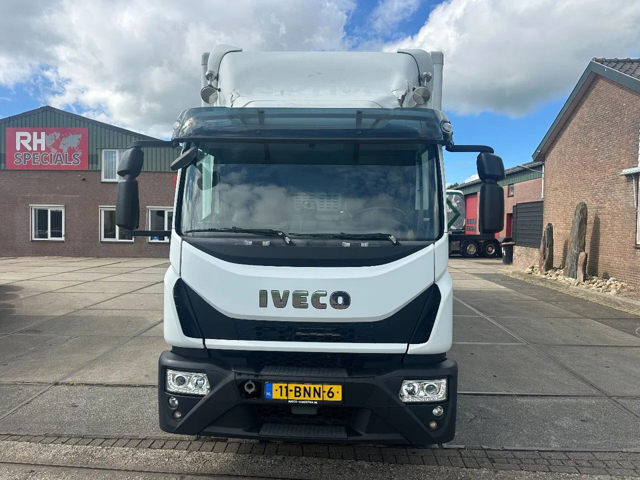 Iveco ML 150 -220, DHOLLANDIA LIFT, BOX 760X250X250 CM - Dobozos felépítményű teherautó: 2 kép. Iveco ML 150 -220, DHOLLANDIA LIFT, BOX 760X250X250 CM - Dobozos felépítményű teherautó: 2 kép.