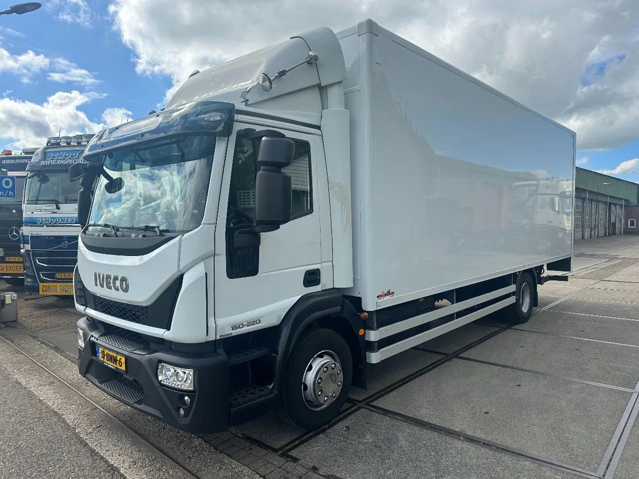 Iveco ML 150 -220, DHOLLANDIA LIFT, BOX 760X250X250 CM - Dobozos felépítményű teherautó: 1 kép. Iveco ML 150 -220, DHOLLANDIA LIFT, BOX 760X250X250 CM - Dobozos felépítményű teherautó: 1 kép.