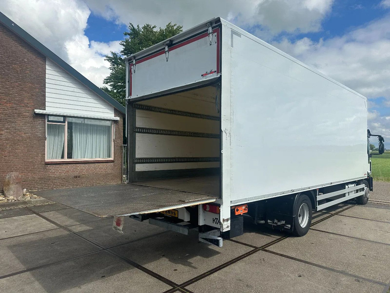 Iveco ML 150 -220, DHOLLANDIA LIFT, BOX 760X250X250 CM - Dobozos felépítményű teherautó: 4 kép. Iveco ML 150 -220, DHOLLANDIA LIFT, BOX 760X250X250 CM - Dobozos felépítményű teherautó: 4 kép.