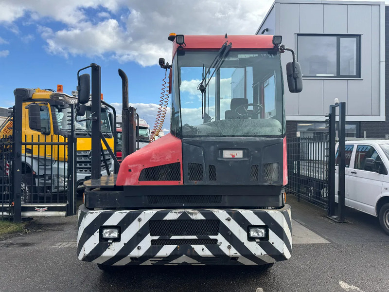 Kalmar TT612D 4X2 - Terminál targoncá: 2 kép. Kalmar TT612D 4X2 - Terminál targoncá: 2 kép.
