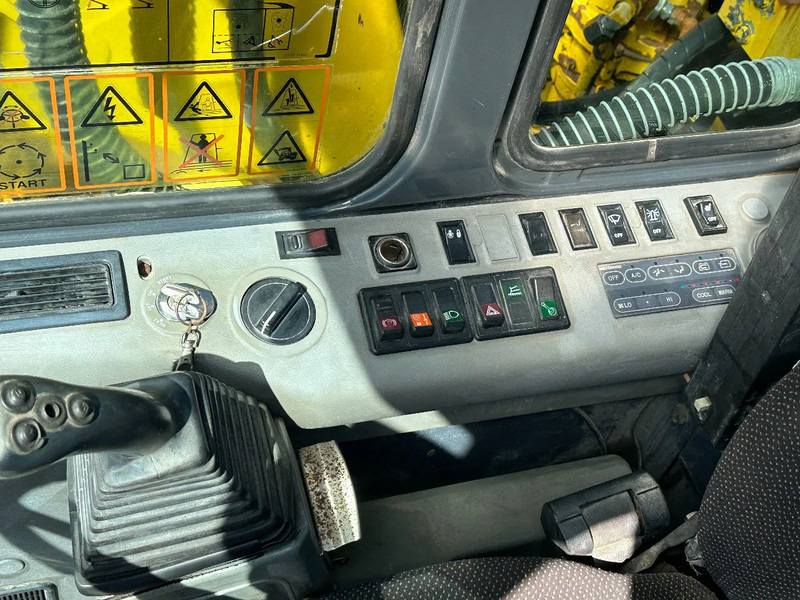 Gumikerekes kotró Komatsu PW150ES-6K CE: 13 kép.